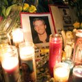 Kurvad kaadrid: nutvad fännid on Paul Walkeri hukkumispaiga üle külvanud lillede ja küünaldega