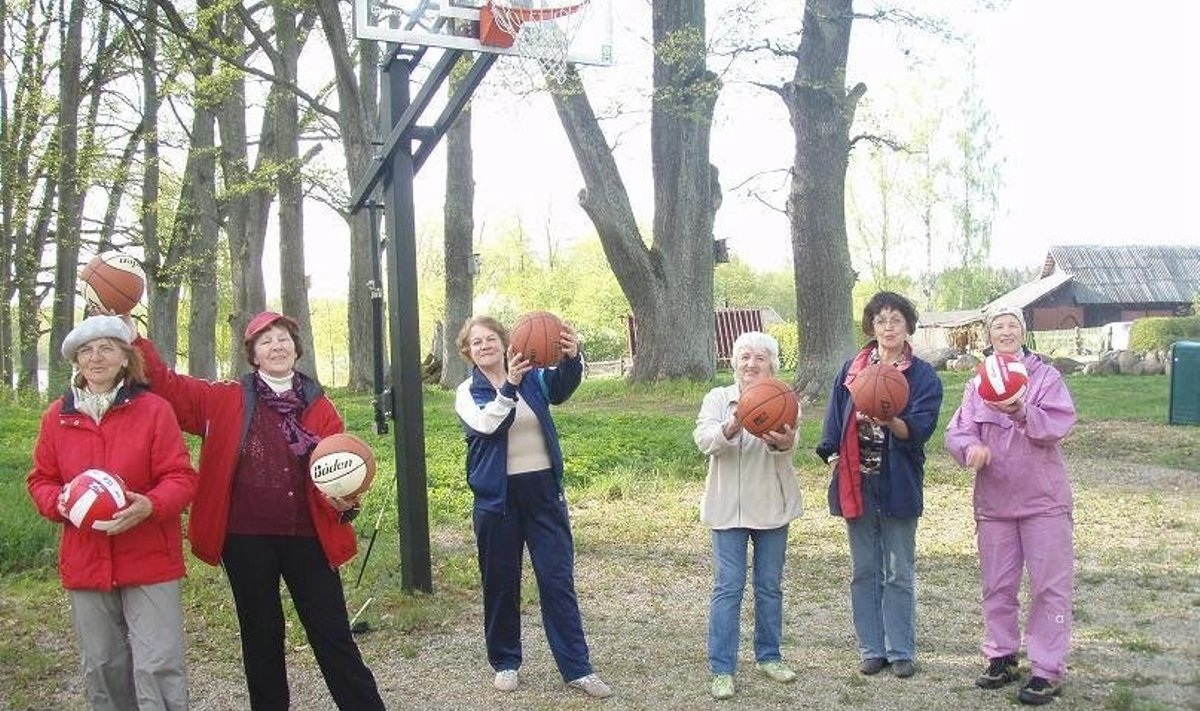 Proovisime korvpalli mängimist. Fotod: Katrin Roositalu ja Krista Pikk