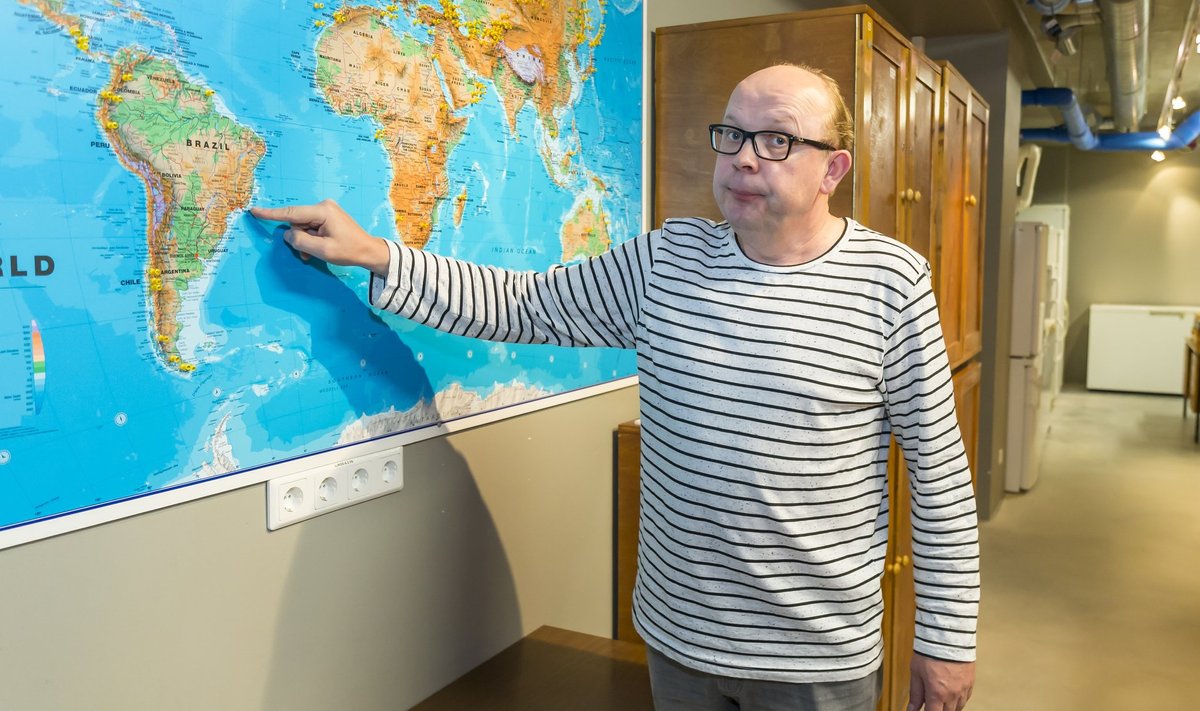 Olavi Kurina näitab kaardil eksootilist paika, kus tema tiim avastas uued sääseliigid