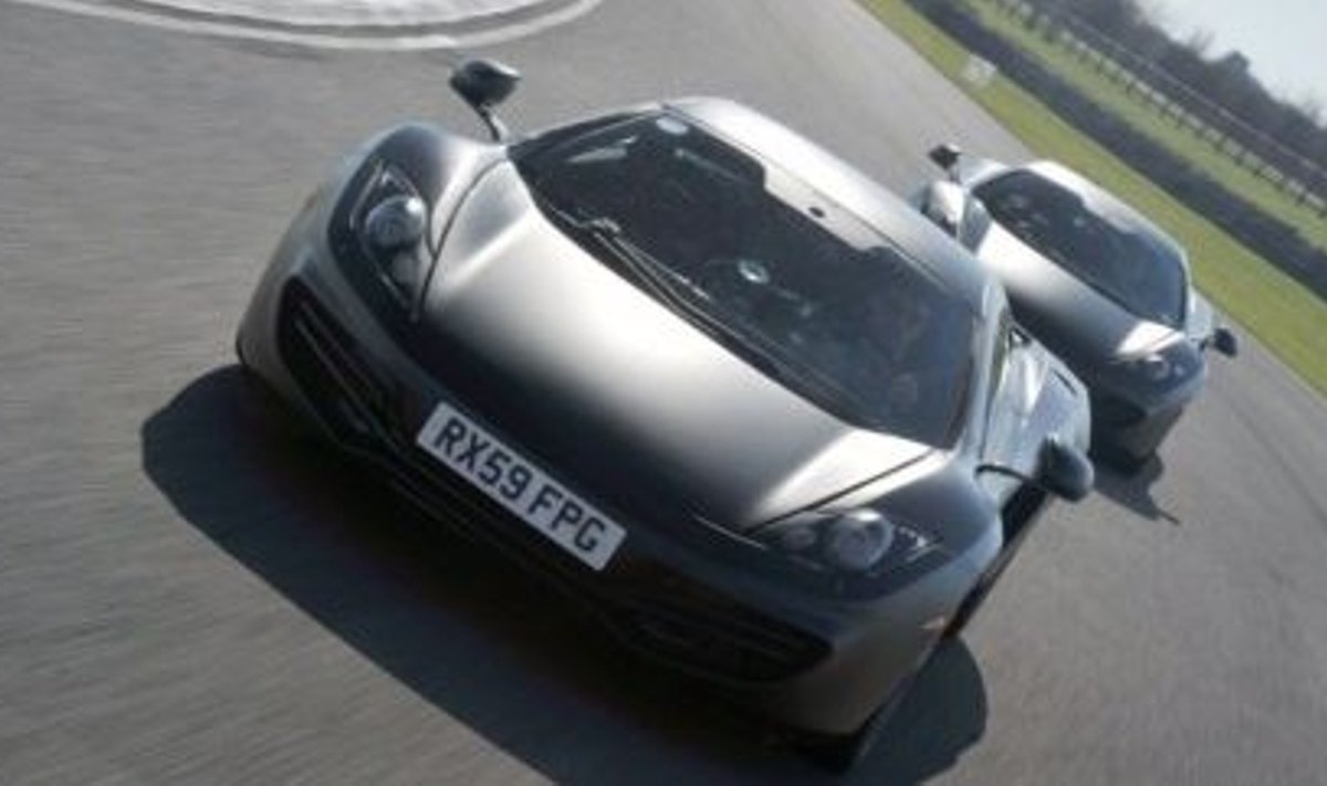 Vormelivõitjad McLareni uutes superautodes lõõgastumas