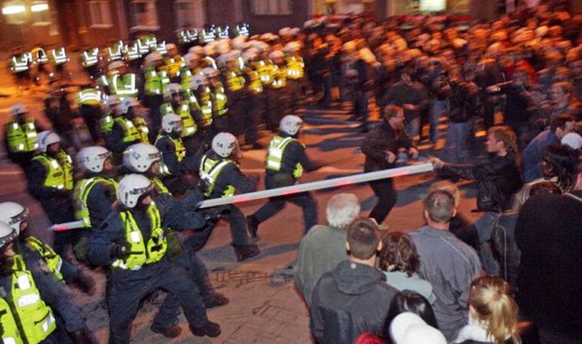 MÄRUL TÕNISMÄEL:  Politsei astub märatsejate vastu. 26. aprill 2007.