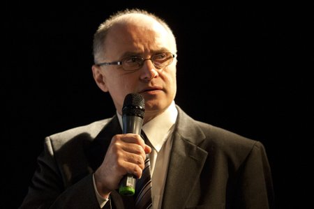 Linnateatrit alates 1992. aastast juhtinud direktor Raivo Põldmaa teatas märtsikuus, et tema enam ei kandideeri.