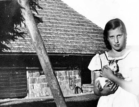 Enne hävingut: Toomas Hendrik Ilvese ema 1938. aastal sellesama Ärma talu talli ees.  (Toomas hendrik ilvese perekonnaarhiiv)