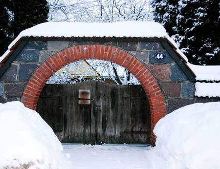 Värav keset linna: Abja-Paluoja üks uhkemaid väravaid on 1985. aastal laotud Ärma talu tallimüüride kividest. (erakogu)