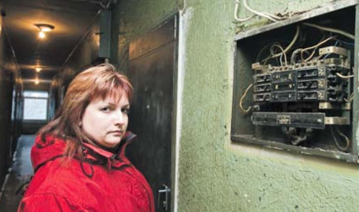 Korteriühistu Uus-Maleva 7 juht Irina Holland näitab, kui nukras seisus on nende maja elektrisüsteem.