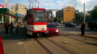 Tartu maanteel sõitis auto trammile otsa