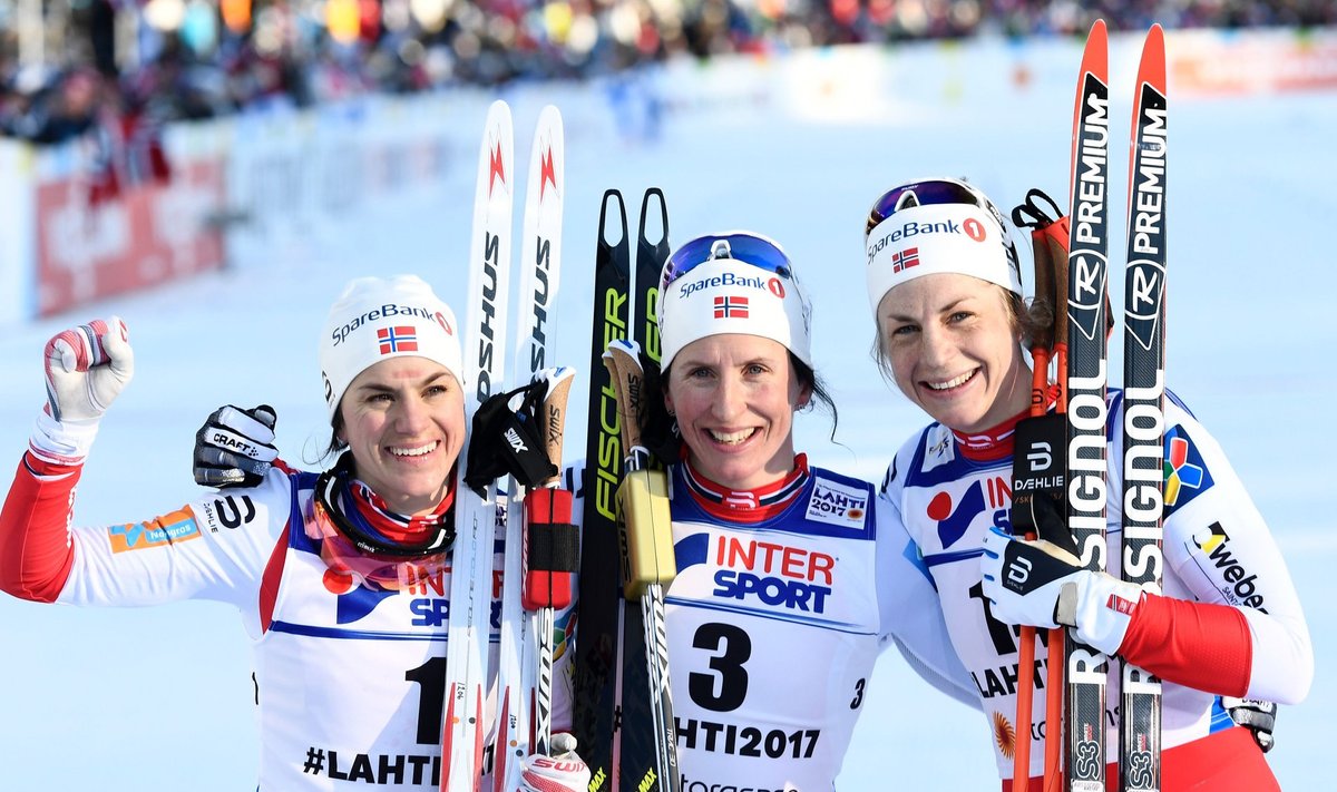 Heidi Weng, Marit Bjorgen ja Astrid  Jacobsen 