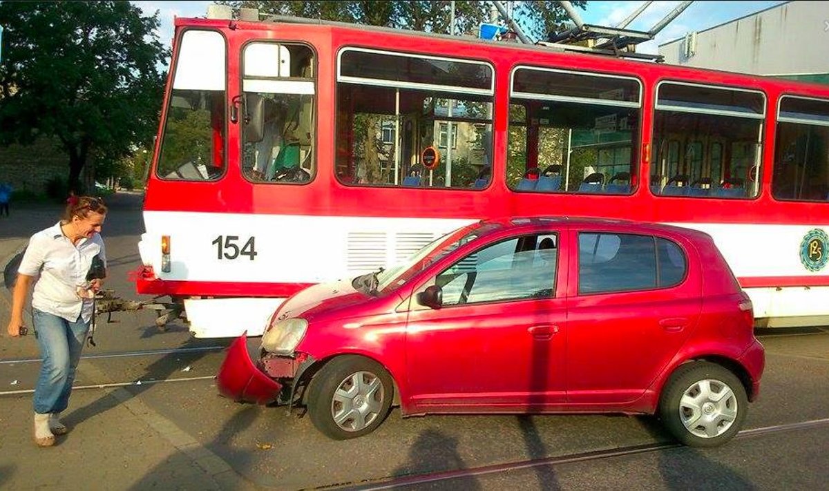 Tartu maanteel sõitis auto trammile otsa