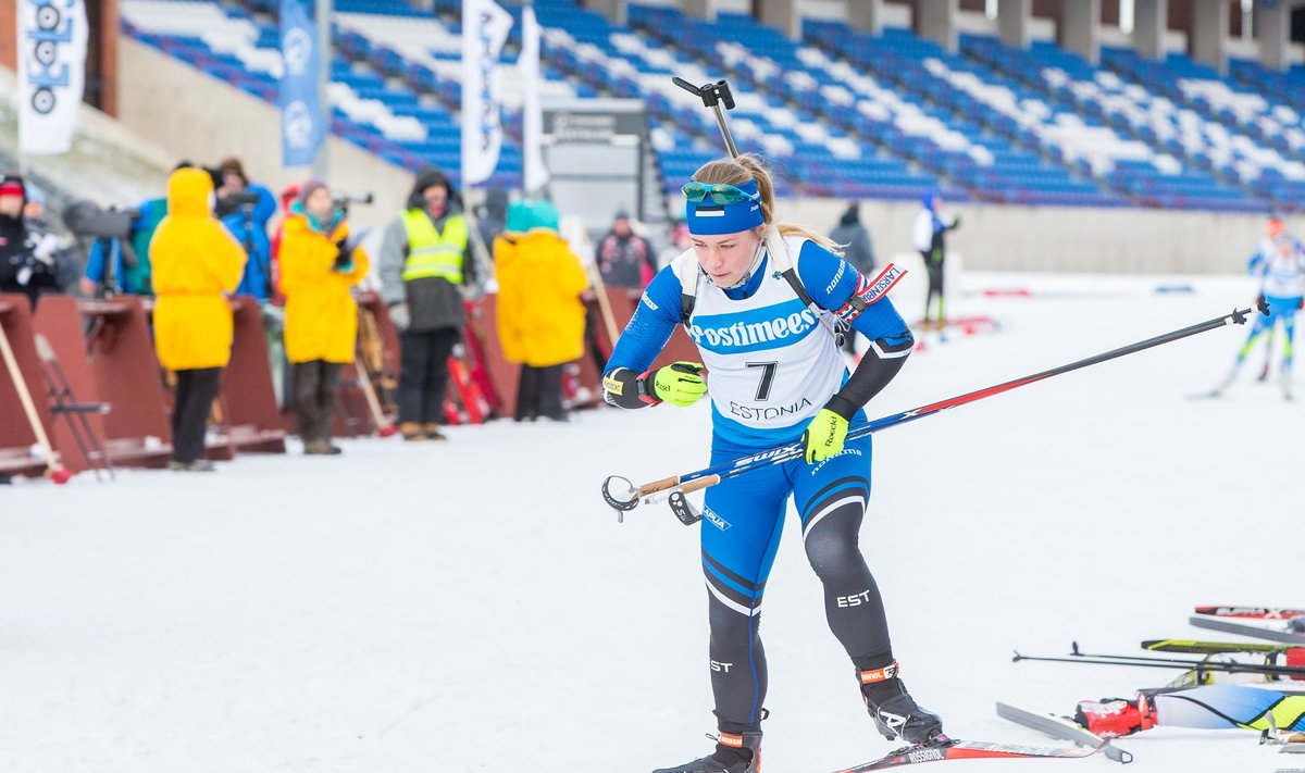 Johanna Talihärm võitis Eesti lahtiste meistrivõistluste jälitussõidu kolmest möödalasust hoolimata.
