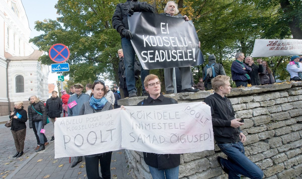 Meeleavaldus on korraldatud nii kooseluseaduse poolt kui vastu.