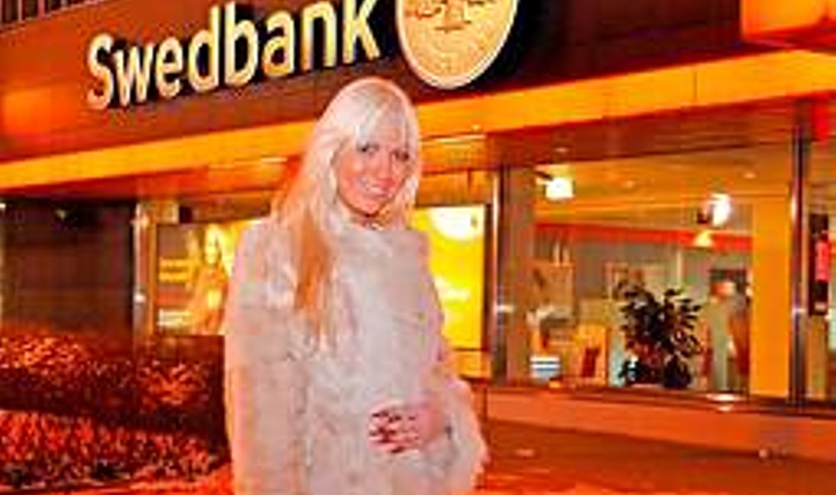 OHVER: Küünetehnik Marika Tiidemann Swedbanki ees, kes jättis ta ilma 2200 kroonist. erakogu