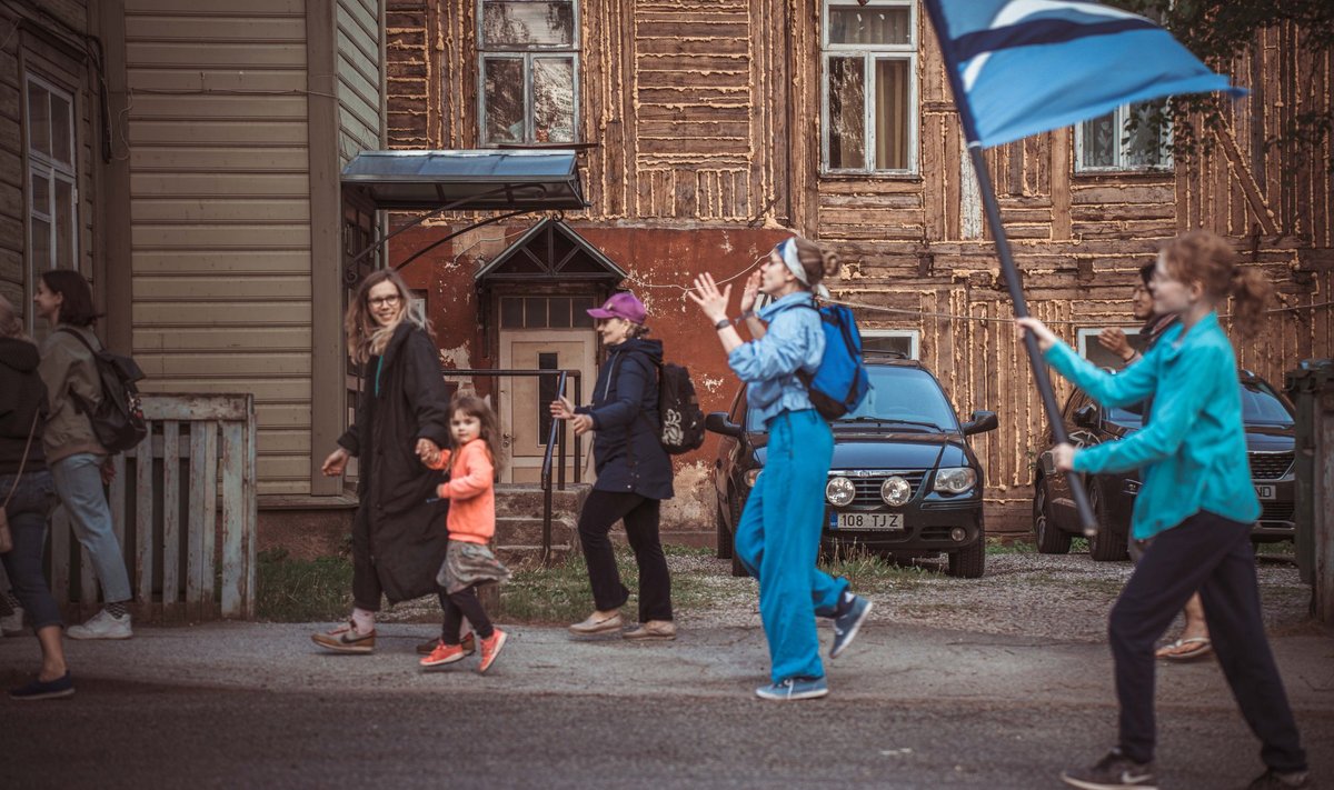 Ülejõe linnaosas etenduv „LÄBI LINNA“ on kaleidoskoopiline rännak, mis võhma ja väljakutsete arvelt kokku ei hoia.  Fotol kehastab Laura Niils rännakujuht Ülle Õiet.