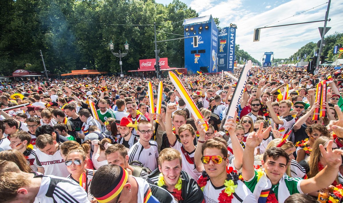 Berliini suurimale väljakule on Saksamaa mängu vaatama tulnud vähemalt 100 000 inimest.