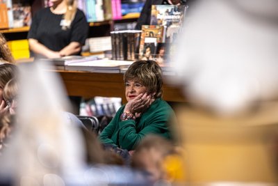 „SÕPRADE LAULU“ ja ka teiste Lotte etenduse laulude sõnade autor on armastatud luuletaja ja lastekirjanik Leelo Tungal.