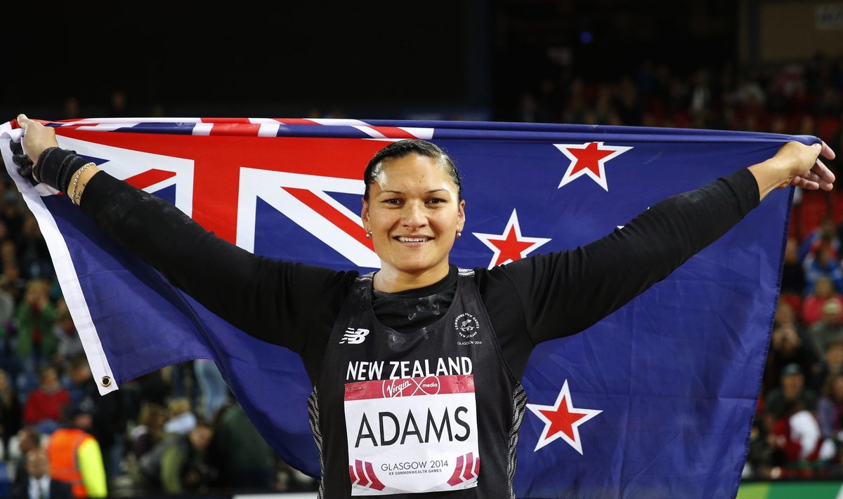Uus-Meremaa kuulitõukaja Valerie Adams riigi praeguse lipuga.