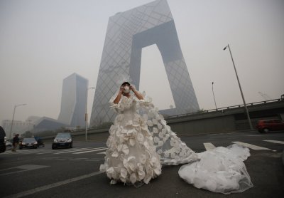 Kunstnik Kong Ning pöörab avalkkuse tähelepanu saastatud õhu probleemile 999-st näomaskist tehtud, 10 meetri pikkust pulmakleiti kandes. (Foto: REUTERS)