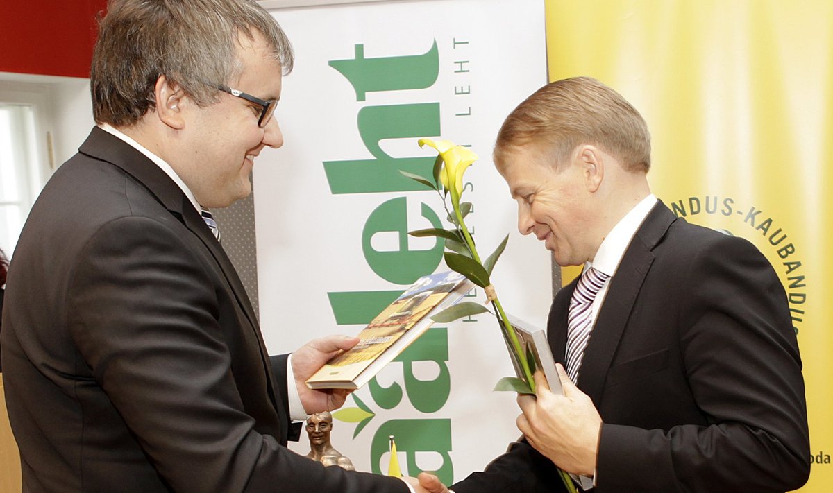 Põllumajandus-kaubanduskoja juhatuse esimees Roomet Sõrmus õnnitleb Tanel Bulitkot.