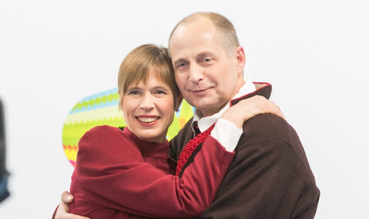 Kersti Kaljulaidi ja Georgi-Rene Maksimovski kallistus välklampide ees