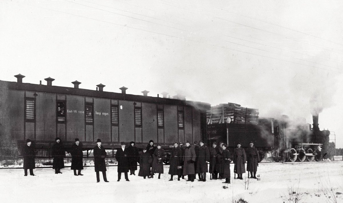 SULLE MULLE: Vangide vahetamine Venemaaga Komarovka piiripunktis 8. detsembril 1921. Eestlaste „vahetuskaup“ ootab kinnilöödud akendega vagunis. Foto Eesti Filmiarhiiv.