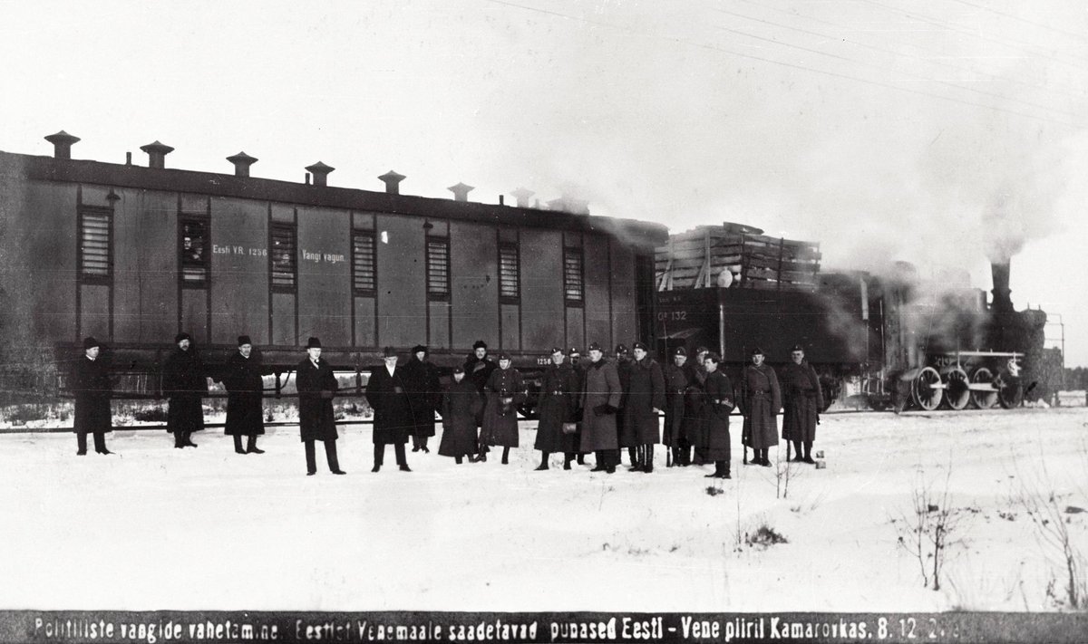 SULLE MULLE: Vangide vahetamine Venemaaga Komarovka piiripunktis 8. detsembril 1921. Eestlaste „vahetuskaup“ ootab kinnilöödud akendega vagunis. Foto Eesti Filmiarhiiv.