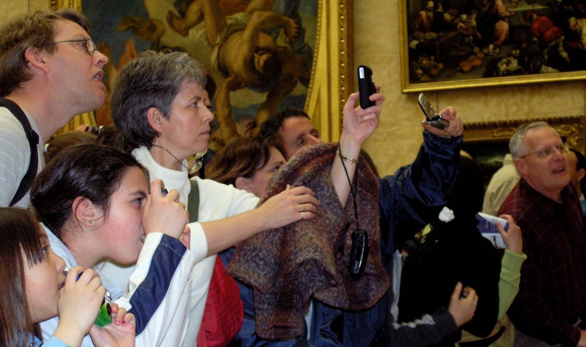 Pariis ja kunstnikud. Louvre - rahvas jäädvustab sadade fotoaparaatidega uude saali paigutatud maali "Mona Lisa" 