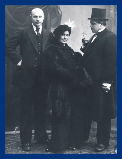 INDEPENDENT WOMAN ARTIST: Oleksandra Ekster was not merely a prominent and talented artist and an innovator in international costume design, but also organised art life in Kyiv and in Paris. Here she is shown with Volodymyr Burliuk (on the left) and Davyd Burliuk. 1912.