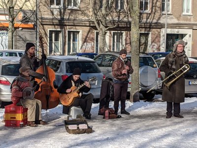 Tänaval muusika mängimine on vabakutseliste muusikute ainus sissetulek ja kuulajatele ainuke võimalus elavat muusikat kuulda.