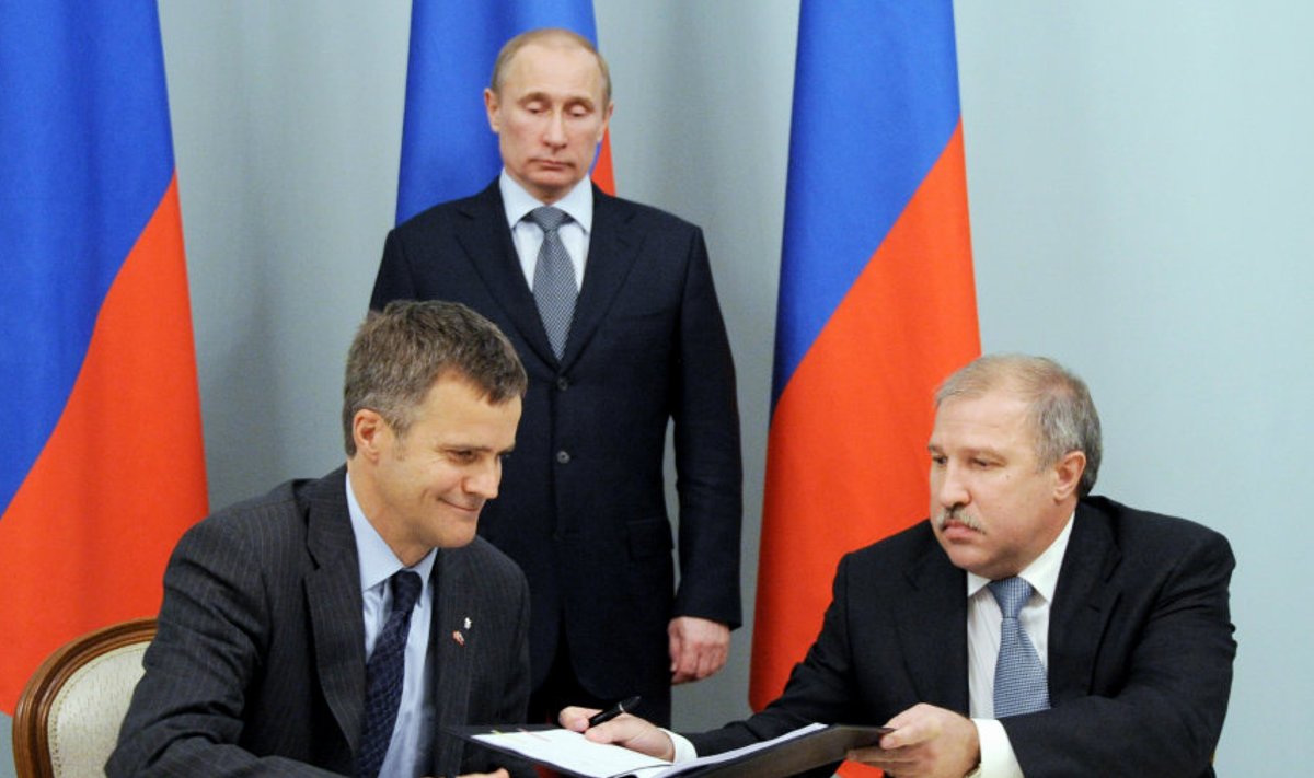Putin vaatab pealt, kuidas Statoili juht Helge Lund ja Rosnefti president Eduard Hudainatov 2012. aastal koostöölepingule alla kirjutavad.