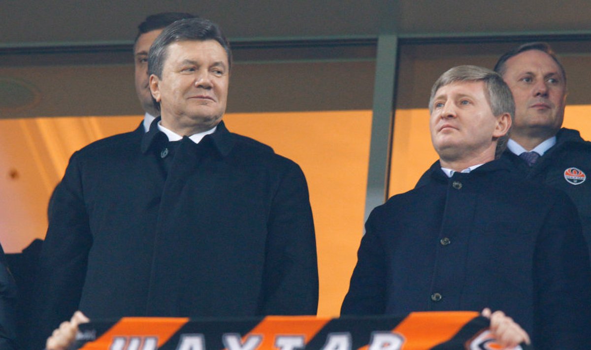 Ukraina president Viktor Janukovõtš (vasakul) ja Donetski Šahtari president Rinat Ahmetov vaatavad koos UEFA Meistrite liiga mängu, kus Šahtar kohtub Arsenaliga.