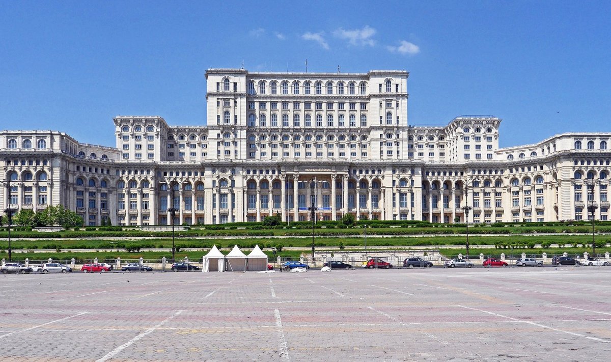 Pildil oleva 450 000 ruutmeetril asuva 86 meetri kõrguse ning 3100 ruumiga parlamendihoone jaoks tuli ära lammutada ning ära transportida 1/9 Bukaresti linnast.