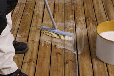 Terrassi pesemine puhastusvahendiga eemaldab vana töötluse jäägid, mustuse ja vetikad. Samuti teeb see vana pinna heledamaks.