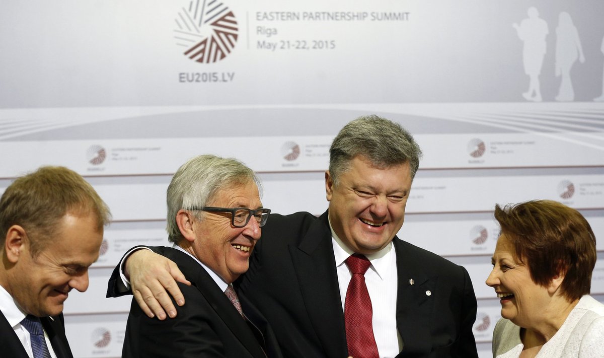 Eelmine kord, 2015. aasta mais võõrustas EL-i idapartnerluse tippkohtumist Läti, kes oli parasjagu eesistuja. Pildil rõõmustavad kohtumise üle (vasakult) Euroopa Ülemkogu alaline eesistuja Donald Tusk, Euroopa Komisjoni president Jean-Claude Juncker, Ukraina president Petro Porošenko ja Läti toonane peaminister Laimdota Straujuma.
