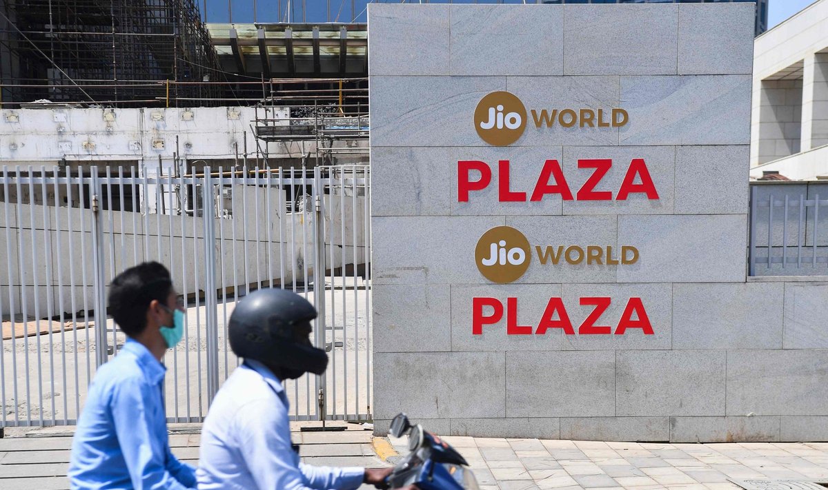 Motoroller  Mumbais Jio World Centre'i eest möödumas. Facebook tegi telkoioperaatori harusse ühe India suurima välisinvesteeringu.