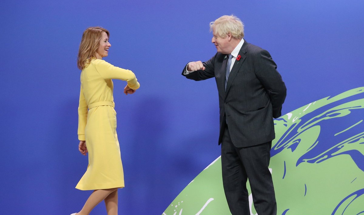 Eesti peaminister Kaja Kallas ja tema Briti kolleeg Boris Johnson vahetasid kliimakonverentsil koroonaajastule sobiliku tervituse.