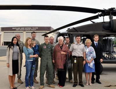 Eesti suursaadik Marina Kaljurand kohtus USAs õppivate Eesti õhuväe kopteripilootidega