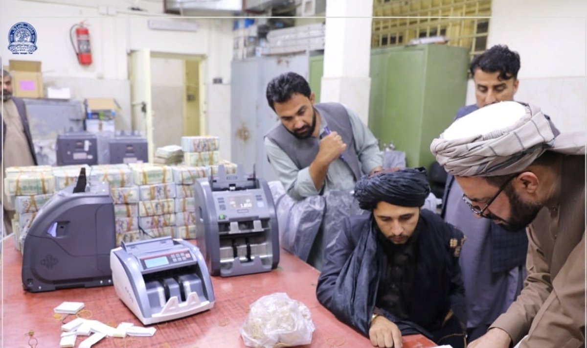 Talibani kontrollitud Afganistani keskpank arestis endistelt kõrgetelt valitsusametnikelt mitu miljonit dollarit ja kulda.