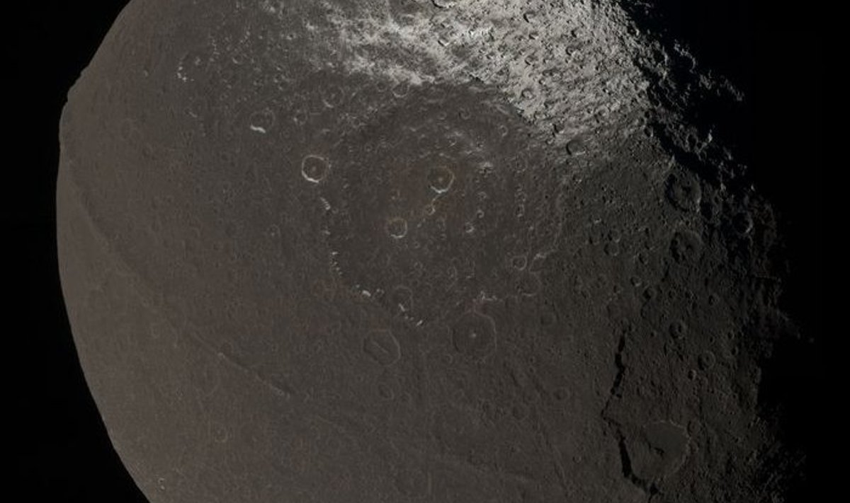 Iapetus, Saturni kuu. Foto: NASA