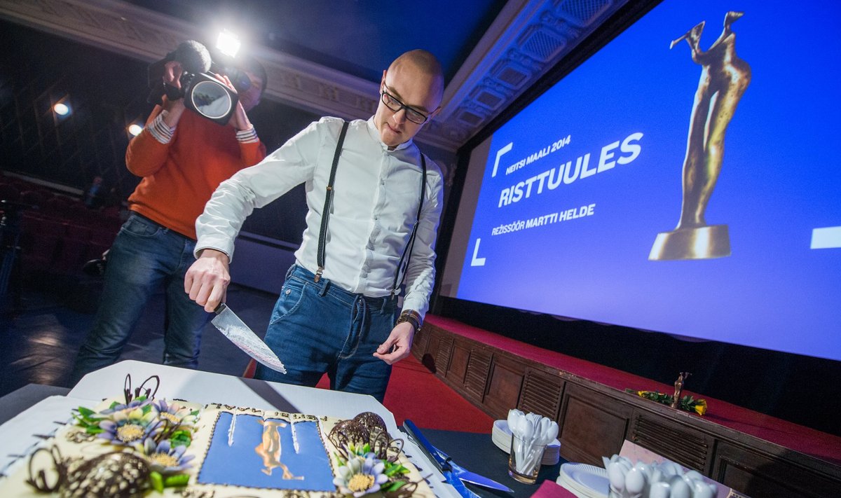 2014. aasta Eesti parima filmi „Risttuules” režissööril Martti Heldel on põhjust tähistada ja pidulikult Neitsi Maali pildiga tort lahti lõigata.