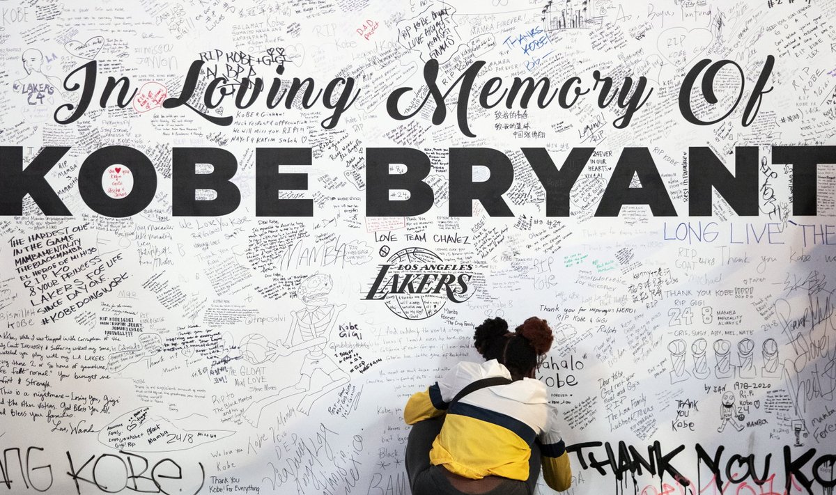 Kobe Bryanti mälestussein Los Angeleses Staples Centeri juures.