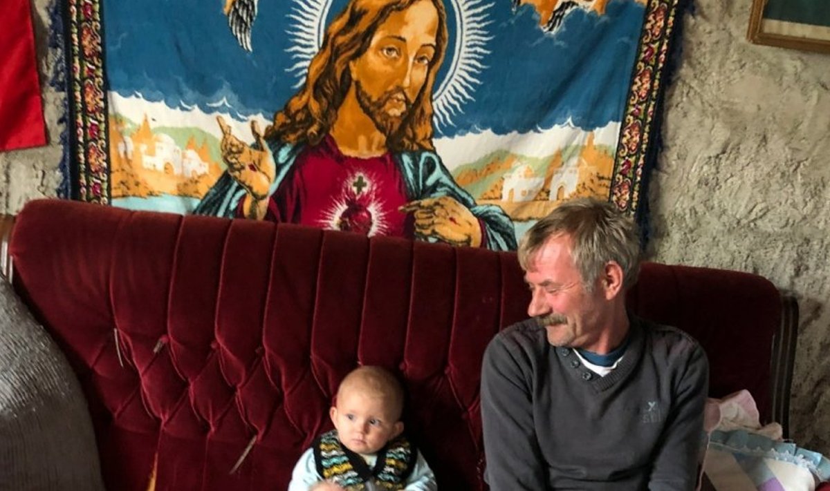 В семье на стене висит ковер с изображением Иисуса Христа. Более 135 лет семья Аугуста сохраняет свою веру на территории современной Турции.