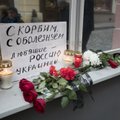 ФОТО DELFI: К посольству России в Таллинне несут цветы и свечи