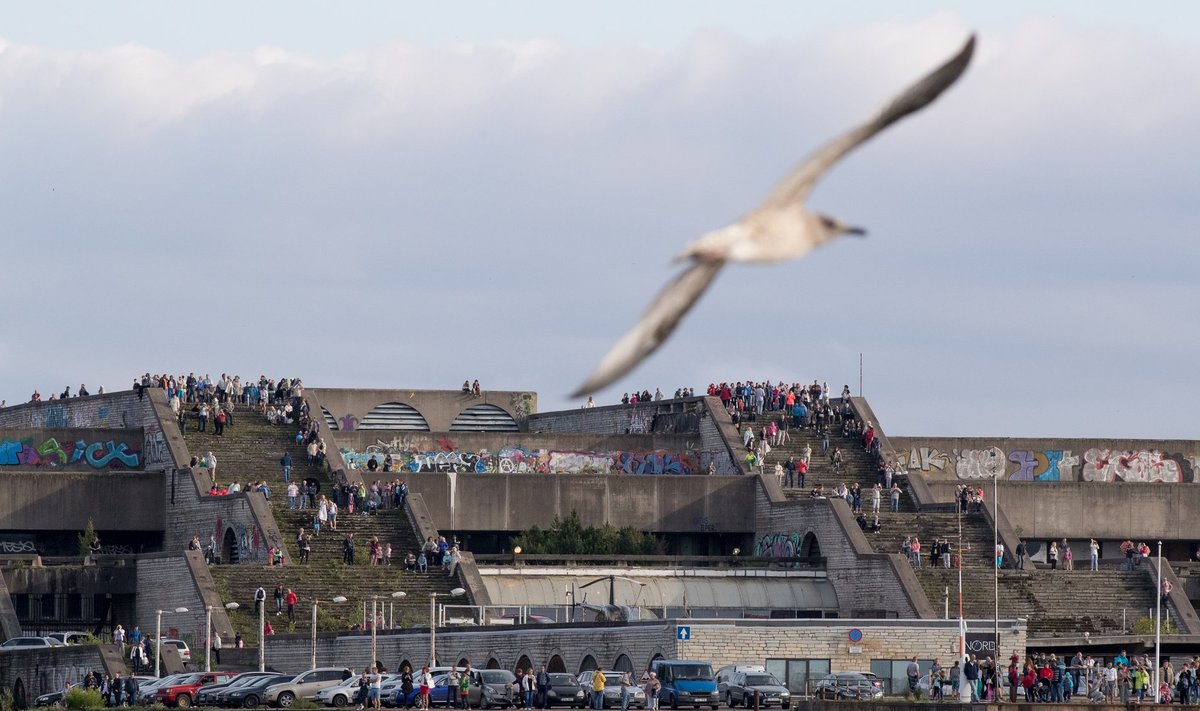 Rahvas kogunenud Linnahalli treppidele 2016. aasta merepäevade avamist vaatama.