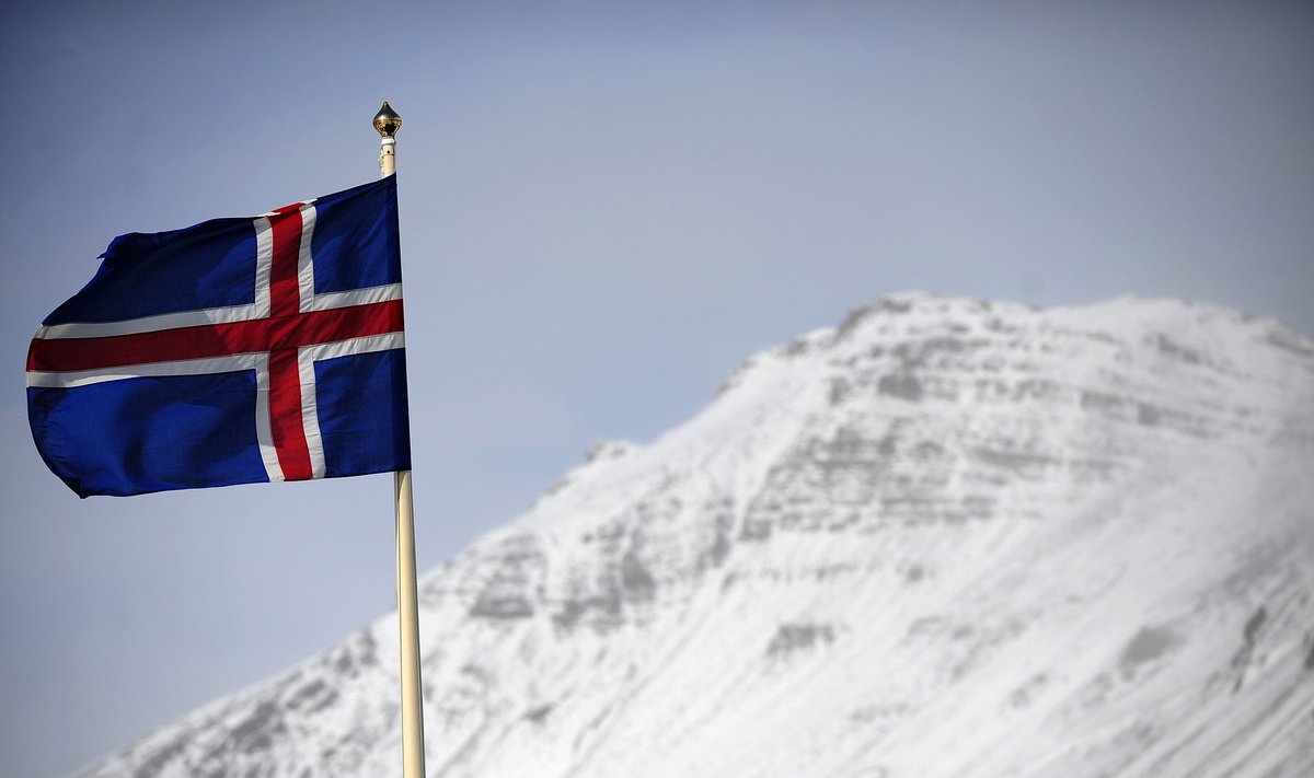 Islandi lipp liustiku taustal