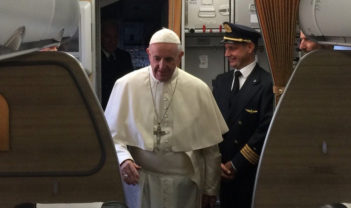 Paavst lennukis
