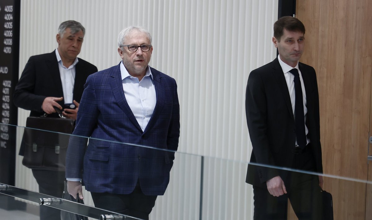 Süüdistuse järgi lubas Hillar Teder (keskel) tollasele rahandusministri nõunikule Kersti Krachtile üle poole miljoni euro. 