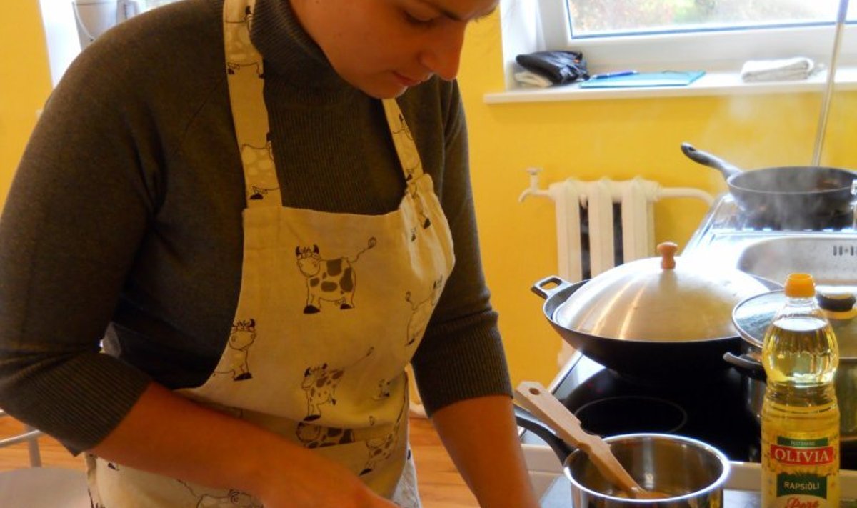 Evelin Peterson toitu valmistamas (Fotod: Merike Pikkmets)