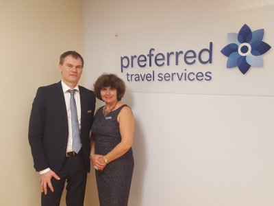 Vasakul Estraveli juhatuse liige Aivo Takis, paremal Preferred Travel Services LLC direktor Olja Müürsepp.