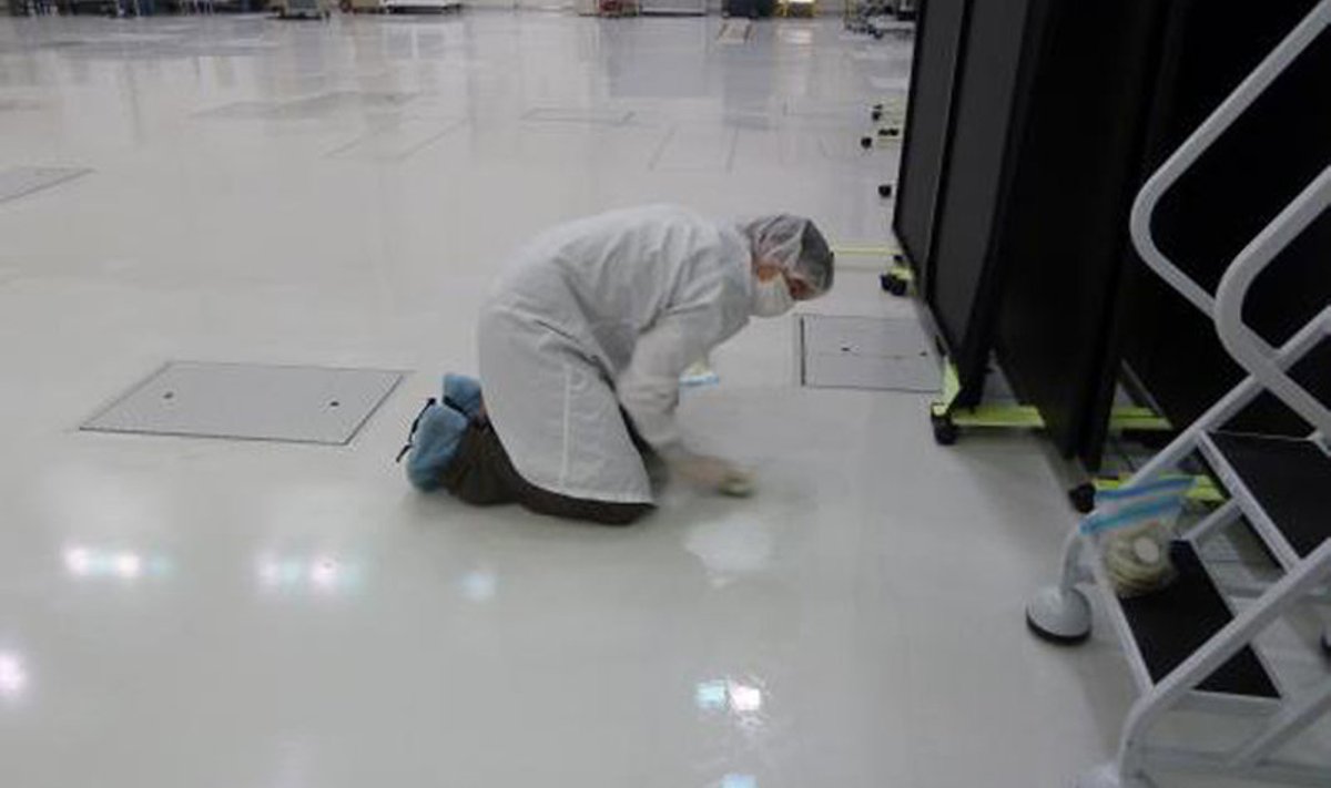 Mikrobioloog uurib NASA JPL-labori põrandat.