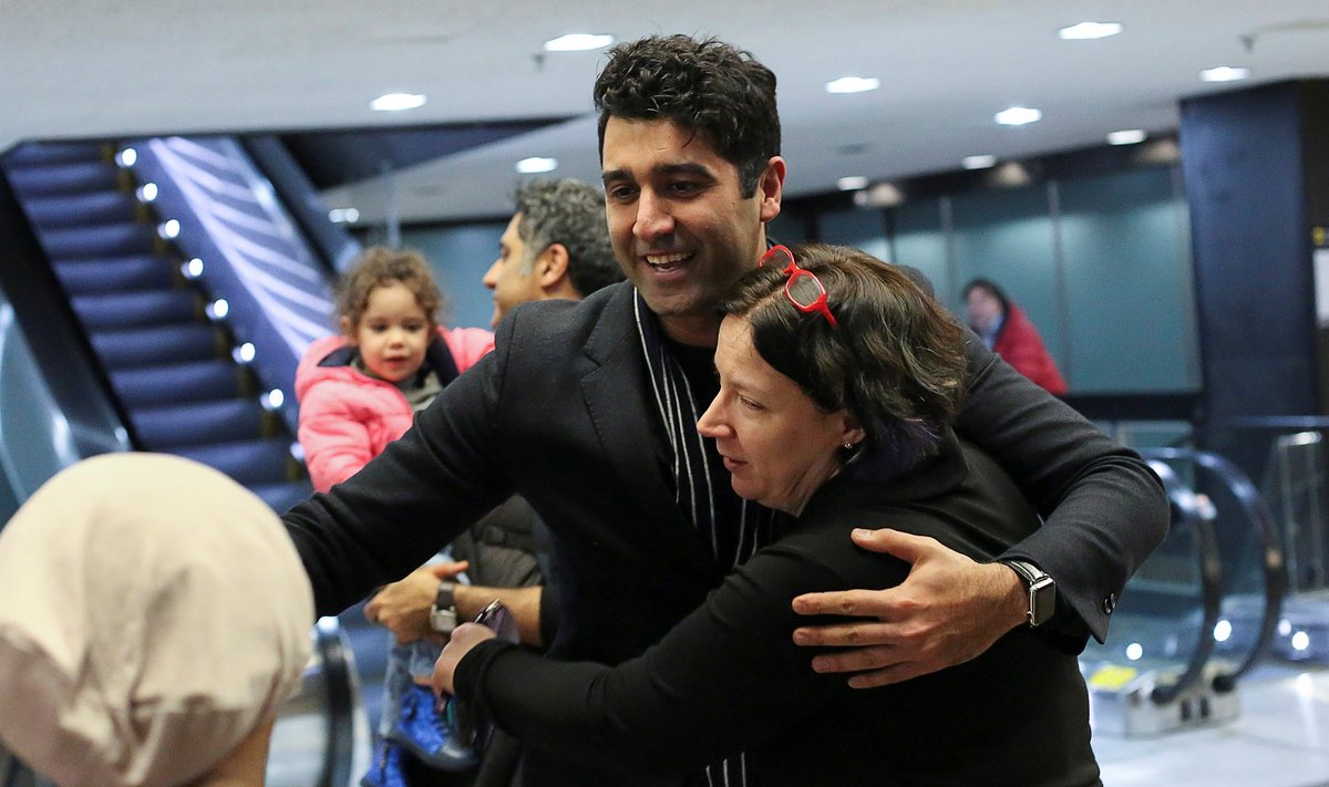 Elamisloaga iraanlane Cyrus Khosravi (keskel) pääses esmaspäeval taas USA-s elava pere juurde.