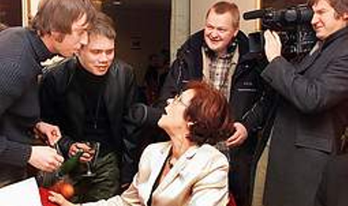 SUPERSTAAR TÖÖHOOS: Ken Saan (vasakult teine) koos ESTO-TV võttegrupiga riigikogulast Liina Tõnissoni usutlemas. MARKO MUMM / EPL